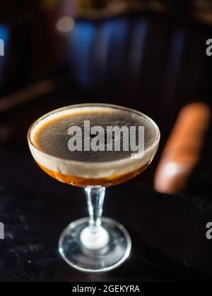 Espresso Martini Cocktails garniert mit Kaffeebohnen Stockfoto