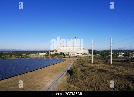 Luftaufnahme eines neuen Solarpanels, der neben dem stillstehenden Kohlekraftwerk in Collinsville, Queensland, Australien, saubere Energie erzeugt. Keine PR Stockfoto