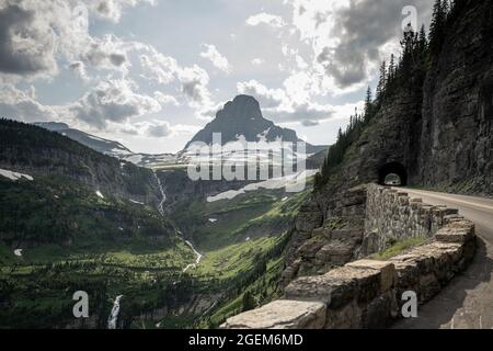 Tunnel zur Sun Road mit Logan Pass im Hintergrund im Glacier National Park Stockfoto