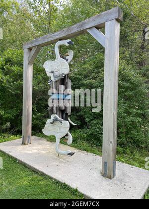 Diese Skulptur mit dem Titel Reflection (Möwen auf Pfeilern mit blauer Linie, die Wasser darstellt) wurde vom amerikanischen Künstler Bernard Langlais erstellt und befindet sich im Langlais Sculpture Preserve in Cushing, Maine. Bernard Langlais (1921 - 1977) war gebürtiger Maine und hatte bis zu seinem Tod im Alter von 56 Jahren ein Studio in Cushing, Maine, unterhalten. Sein künstlerisches Interesse entwickelte er an der Corcoran School of Art in Washington DC und der Skowhegan School of Painting and Sculpture. Stockfoto