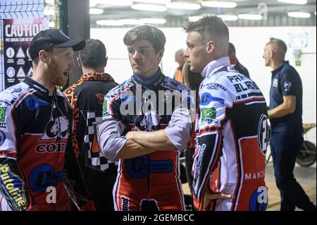 Manchester, Großbritannien. 20. August 2021. (l-r) Belle Vue Cool Running Colts Paul Bowen, Connor Coles und Jack Parkinson-Blackburn im Gespräch während des Spiels der National Development League zwischen Belle Vue Aces und Armadale Devils am Freitag, den 20. August 2021 im National Speedway Stadium in Manchester. (Kredit: Ian Charles | MI News) Kredit: MI News & Sport /Alamy Live News Stockfoto