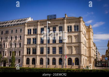 Kommerzielle Akademie in der Stadt Wien - WIEN, ÖSTERREICH, EUROPA - 1. AUGUST 2021 Stockfoto