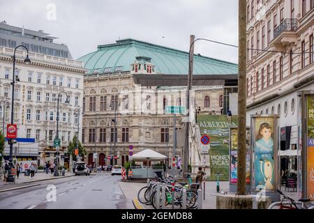 Opernring in Wien - Wiener Staatsoper und Albertina Museum - WIEN, ÖSTERREICH, EUROPA - 1. AUGUST 2021 Stockfoto