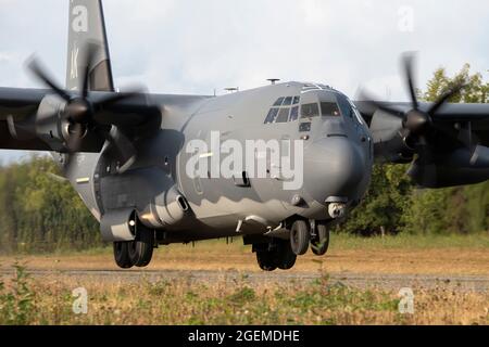 Eine Alaska Air National Guard HC-130J Combat King II, die von der Luftbesatzung der 211. Rettungsgeschwader, 176. Flügel, betrieben wird, führt eine Sturmlandung in der Malemute Drop Zone, Joint Base Elmendorf-Richardson, Alaska, 18. August 2021 durch. Die Ausbildung bereitete die Wachmänner vor, an kargen Orten mit unfertigen oder kürzeren Start- und Landebahnen zu operieren. (USA Luftwaffe Foto von Alejandro Peña) Stockfoto