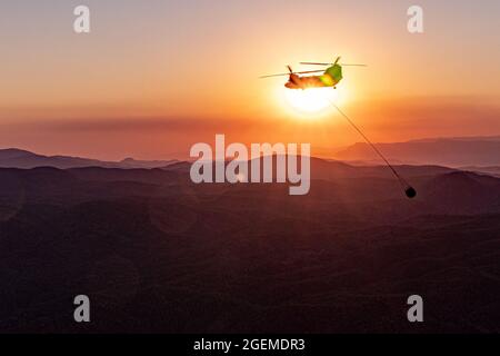Flugbesatzungen der US-Armee, die der Bravo Company, dem 1. Bataillon, dem 214. Luftfahrtregiment, der 12. Kampfluftfahrtbrigade, zugewiesen wurden, kehren nach stundenlangen Luftangriffen in der Westtürkei am 15. August 2021 zum Flughafen Dalaman zurück. Dies ist das erste Mal, dass viele der Besatzungsmitglieder Brände bekämpft haben. (USA Foto der Armee von Staff Sgt. Christopher Stewart) Stockfoto