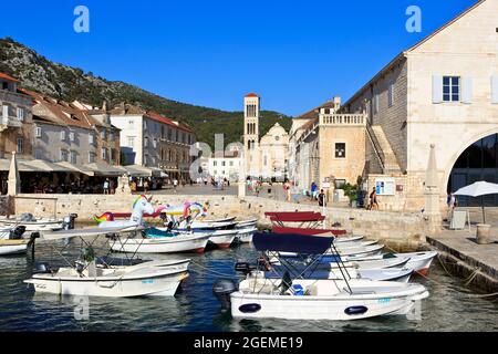 Die Kathedrale von St. Stephan, das Theater und der Bischofspalast in der Altstadt von Hvar, Kroatien Stockfoto