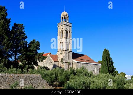 Das Franziskanerkloster unserer Lieben Frau von Gnade aus dem 15. Jahrhundert in Hvar (Gespanschaft Split-Dalmatien), Kroatien Stockfoto