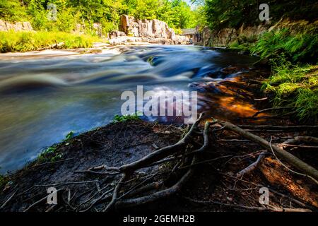 Eau Claire River, der horizontal durch die Dells des Eau Claire Parks in Aniwa, Wisconsin, fließt Stockfoto