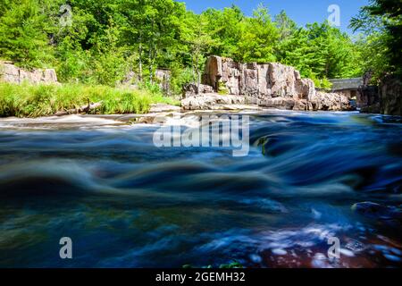 Eau Claire River, der horizontal durch die Dells des Eau Claire Parks in Aniwa, Wisconsin, fließt Stockfoto