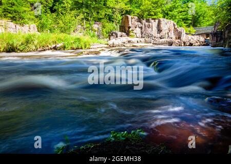 Eau Claire River, der horizontal durch die Dells des Eau Claire Parks in Aniwa, Wisconsin, fließt Stockfoto