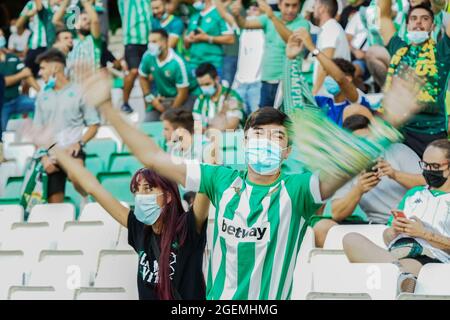 Sevilla, Spanien. August 2021. Real Betis Fans werden während des Fußballmatches von La Liga Santander 2021/2022 zwischen Real Betis Balompiea und Cadiz CF im Benito Villamarin Stadion in Sevilla gesehen. (Endergebnis; Real Betis 1:1 Cdiz CF) Credit: SOPA Images Limited/Alamy Live News Stockfoto