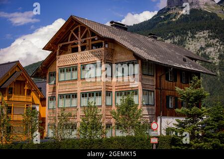Klassisches Holzhaus in den österreichischen Alpen - BAD AUSSEE, ÖSTERREICH, EUROPA - 30. JULI 2021 Stockfoto