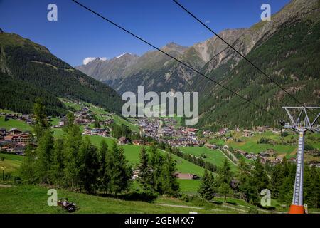 Seilbahnen in Soelden Tirol - ein beliebter Ort für Touristen Stockfoto