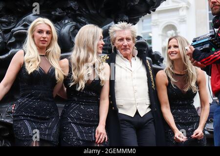 London, Großbritannien. August 2021. Der Musiker Rod Stewart filmt Musikvideos auf der Shaftesbury Memorial Fountain 'Eros' Statue im Piccadilly Circus Credit: Lucy North/Alamy Live News Stockfoto