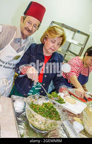 Miami Florida,Our Lady of Lebanon Maronite Catholic Church,libanesisches Festival Fundraiser tabbouleh Hummus,mezze Food Styropor Container Mann Frau Serv Stockfoto