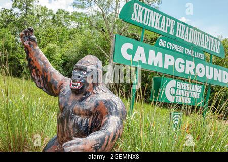 Florida Ochopee Tamiami Trail US Route 41, Everglades Big Cypress National Preserve, Skunk Ape Research Center Hauptsitz Zeichen Skulptur mythischen Crea Stockfoto