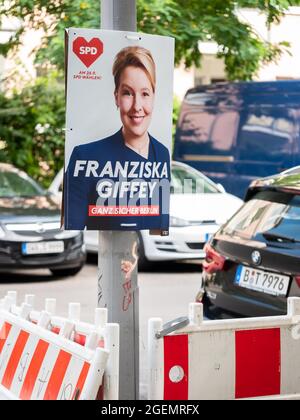 Aktionsposter von Franziska Giffey und der Berliner SPD mit Autos auf EINER Baustelle in Berlin Stockfoto