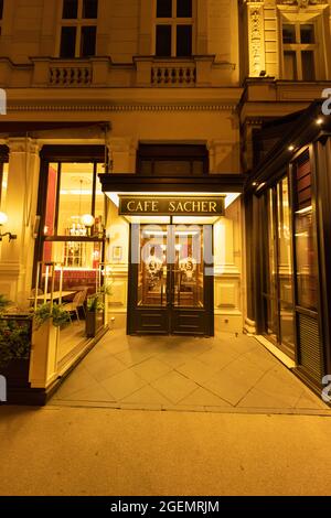 Café Sacher in der Stadt Wien - WIEN, ÖSTERREICH, EUROPA - 1. AUGUST 2021 Stockfoto