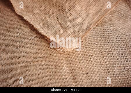Sacktextur für Texthintergrund, Designmaterial oder Dekoration. Sackleinen werden häufig verwendet, um Maniok, Kartoffeln und andere landwirtschaftliche Zutaten zu halten Stockfoto