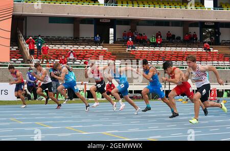 Nairobi, Kenia. August 2021. Athleten treten beim Zehnkampf-100m-Lauf der Männer bei den U20-Weltmeisterschaften 2021 in Nairobi, Kenia, am 20. August 2021 an. Quelle: Zhang Yu/Xinhua/Alamy Live News Stockfoto