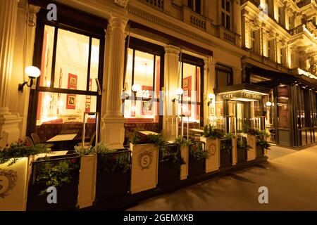 Café Sacher in der Stadt Wien - WIEN, ÖSTERREICH, EUROPA - 1. AUGUST 2021 Stockfoto