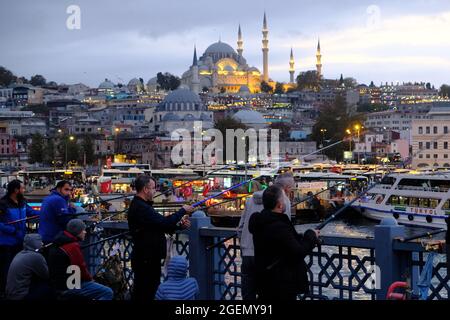 Türkei Istanbul - Angeln von der Galata-Brücke Stockfoto