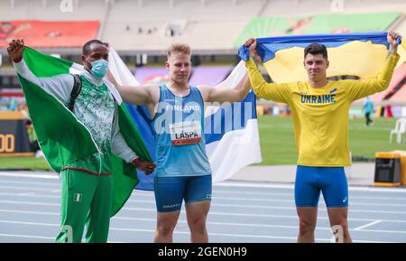 Nairobi, Kenia. August 2021. Goldmedaillengewinnerin Janne Laspa (C) aus Finnland, Silbermedaillengewinnerin Artur Felfner (R) aus der Ukraine und Bronzemedaillengewinnerin Chinecherem Nnamdi aus Nigeria feiern nach dem Javelin-Wurf-Finale der Männer bei den U20-Weltmeisterschaften 2021 in Nairobi, Kenia, am 20. August 2021. Kredit: Long Lei/Xinhua/Alamy Live Nachrichten Stockfoto