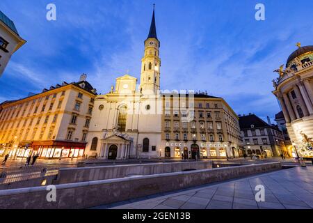 Kirche im Zentrum von Wien am Kaiserpalast - WIEN, ÖSTERREICH, EUROPA - 1. AUGUST 2021 Stockfoto