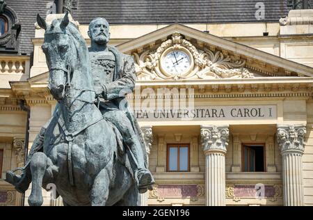 Bukarest, Rumänien - 12. August 2021: Die Statue von König Carol I. von Rumänien vor der zentralen Universitätsbibliothek "Carol I" in Bukarest. Stockfoto