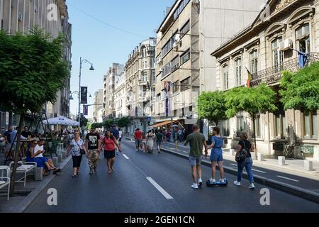 Bukarest, Rumänien - 15. August 2021: Die Menschen laufen auf der Calea Victoriei. Mehrere Straßen im Zentrum von Bukarest sind für den Autoverkehr und gesperrt Stockfoto