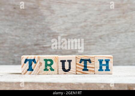 Briefblock in Wort Wahrheit auf Holzhintergrund Stockfoto