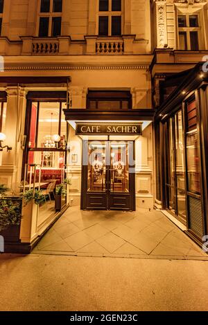 Café Sacher in der Stadt Wien - WIEN, ÖSTERREICH, EUROPA - 1. AUGUST 2021 Stockfoto