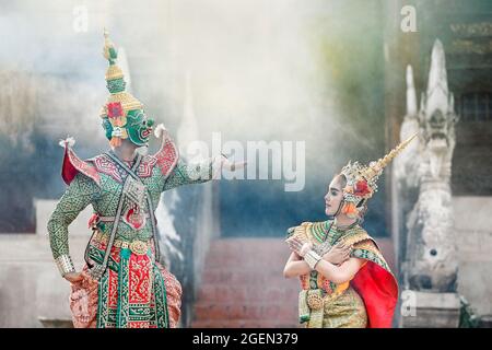 Tosakan (Ravana) und Mandodari , Thai klassischer Maskentanz des Ramayana Epos Stockfoto