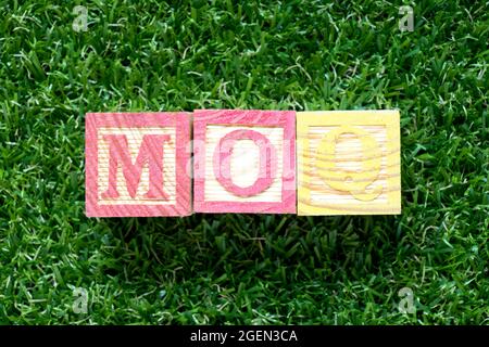 Farbe Holzblock in Wort MOQ (Abkürzung für Minimum Order Quantity) auf Kunstrasen Hintergrund Stockfoto