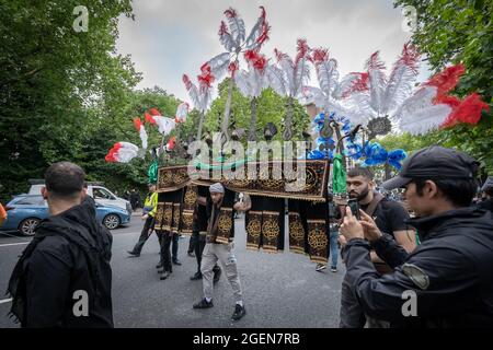 Hunderte überwiegend schiitischer Muslime nehmen an der jährlichen Prozession zum Ashura-Tag Teil. Hyde Park, London, Großbritannien. Stockfoto