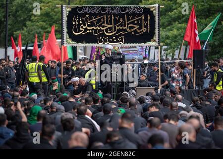 Hunderte überwiegend schiitischer Muslime nehmen an der jährlichen Prozession zum Ashura-Tag Teil. Hyde Park, London, Großbritannien. Stockfoto