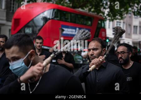 Hunderte überwiegend schiitischer Muslime nehmen an der jährlichen Prozession zum Ashura-Tag Teil. Hyde Park, London, Großbritannien. Stockfoto