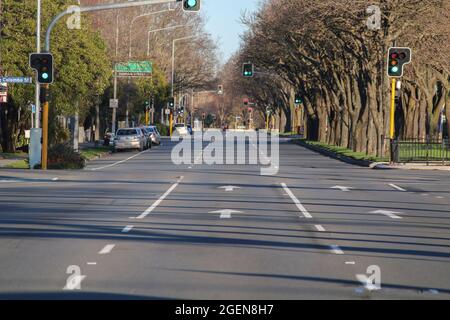 Christchurch, Neuseeland. August 2021. Die Grenzen der Bealey Ave im Zentrum von Christchurch im Hagley Park sind während der Sperrung leer dargestellt.der Ausbruch der Delta-Variante in Neuseeland hat bisher 28 bestätigte Fälle in Auckland und drei in Wellington gesehen. Premierminister Jacinda Ardern hat gestern Gebiete außerhalb von Auckland und Coromandel bis Dienstag um 11.59 Uhr weiter gesperrt. Der stellvertretende Premierminister Grant Robertson sagte heute Morgen: „die Dinge werden schlimmer werden, bevor sie besser werden“ und „es wird noch mehr Fälle geben“. Er sagte, dass er noch nicht über das Update der heutigen Zahlen, aber das Stockfoto