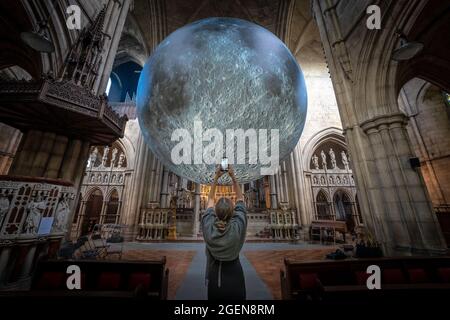 Museum of the Moon Installation des Künstlers Luke Jerram in der St. John the Baptist Kirche im Westen Londons, Großbritannien. Stockfoto