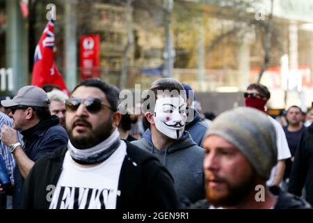 Melbourne, Australien, 21. August 2021. Demonstranten auf den Straßen während der Freiheitsdemonstration. Freiheitsproteste werden im ganzen Land als Reaktion auf die COVID-19-Beschränkungen der Regierungen und die fortgesetzte Abschaffung von Freiheiten abgehalten. Kredit: Dave Hewison/Speed Media/Alamy Live Nachrichten Stockfoto