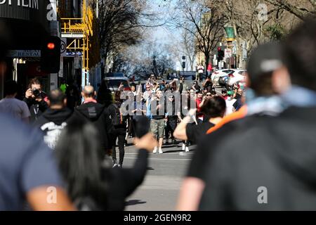 Melbourne, Australien, 21. August 2021. Demonstranten auf den Straßen während der Freiheitsdemonstration. Freiheitsproteste werden im ganzen Land als Reaktion auf die COVID-19-Beschränkungen der Regierungen und die fortgesetzte Abschaffung von Freiheiten abgehalten. Kredit: Dave Hewison/Speed Media/Alamy Live Nachrichten Stockfoto