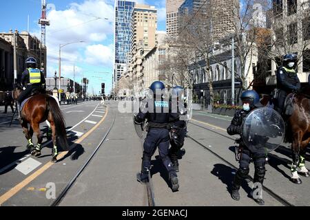 Melbourne, Australien, 21. August 2021. Die Polizei zieht sich während der Freiheitsdemonstration von den Demonstranten zurück. Freiheitsproteste werden im ganzen Land als Reaktion auf die COVID-19-Beschränkungen der Regierungen und die fortgesetzte Abschaffung von Freiheiten abgehalten. Kredit: Dave Hewison/Speed Media/Alamy Live Nachrichten Stockfoto