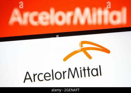 Ukraine. August 2021. In dieser Abbildung ist das ArcelorMittal-Logo auf einem Smartphone und einem pc-Bildschirm zu sehen. Kredit: SOPA Images Limited/Alamy Live Nachrichten Stockfoto