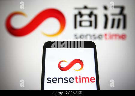 Ukraine. August 2021. In dieser Abbildung wird das SenseTime-Logo auf einem Smartphone und einem pc-Bildschirm angezeigt. Kredit: SOPA Images Limited/Alamy Live Nachrichten Stockfoto