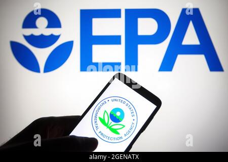 Ukraine. August 2021. In dieser Abbildung ist das EPA-Logo (Environmental Protection Agency) der USA auf einem Smartphone und einem pc-Bildschirm zu sehen. (Foto von Pavlo Gonchar/SOPA Images/Sipa USA) Quelle: SIPA USA/Alamy Live News Stockfoto
