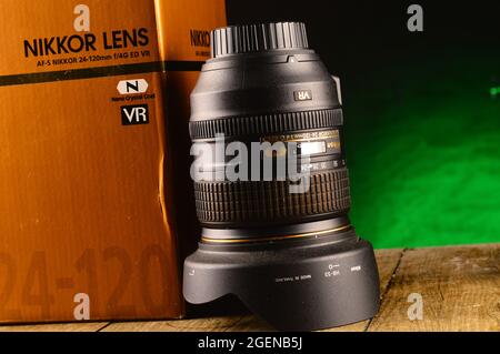 Nikon Super-Zoom-Objektiv 14-24mm bei Studioaufnahmen Stockfoto