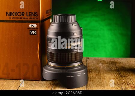 Nikon Super-Zoom-Objektiv 14-24mm bei Studioaufnahmen Stockfoto