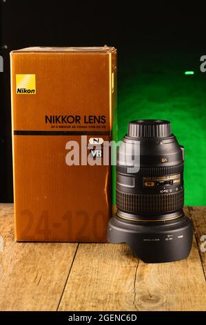 Nikon Super-Zoom-Objektiv 14-24mm bei Studioaufnahmen Stockfoto