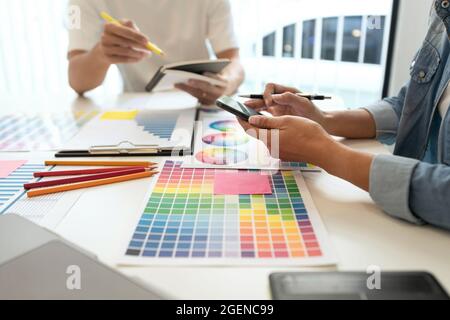 Zwei Designer diskutieren über den Farbton für die hervorragende visuelle Arbeit. Stockfoto