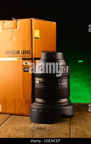 Nikon Super-Zoom-Objektiv 14-24mm bei Studioaufnahmen Stockfoto